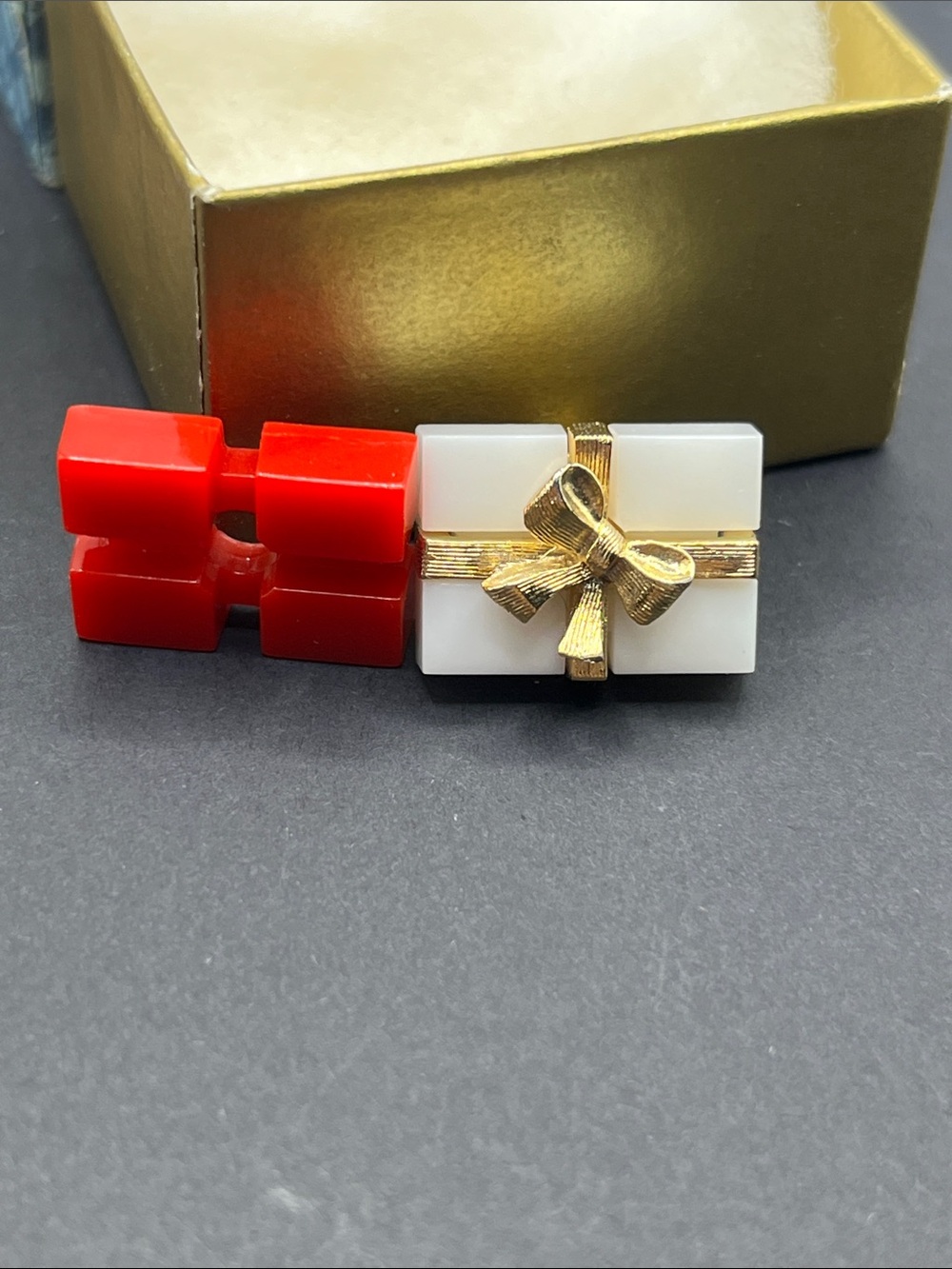 Vintage 1970s surprise package convertible Christmas pin in original box